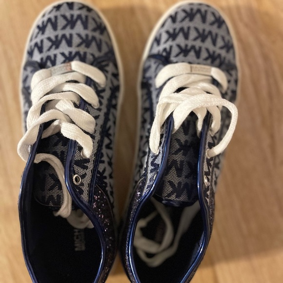Michael Kors Starla Navy Sneakers Size 5 Girls New - Picture 2 of 4